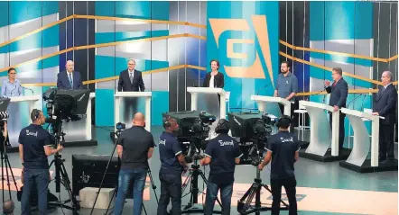  ?? TIAGO QUEIROZ/ESTADÃO ?? Estúdio. Candidatos ao Palácio do Planalto participam de debate organizado por ‘Estado’, TV Gazeta, Jovem Pan e Twitter