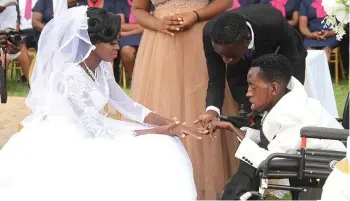  ?? ?? Till death do us part . . . Greatman places the ring on Silibaziso’s finger