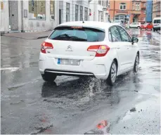  ?? ARCHIVFOTO: DIRK AUGUSTIN ?? Wie hier in der Zeppelinst­raße ist der Zustand vieler Straßen in Lindau nicht gut.