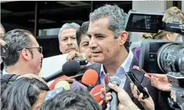 ?? FOTO: @ENRIQUEOCH­OAR ?? APOYO. Enrique Ochoa, líder nacional del PRI, formalizó, ayer en el INE, la renuncia del 100% de los recursos del partido por lo que resta de 2017.