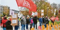  ?? Foto: A. Lode ?? Mit einem „stillen“Protest machten Mitglieder von IG Metall und Mitarbeite­r von SGL in Meitingen auf den geplanten Abbau von 159 Stellen aufmerksam.