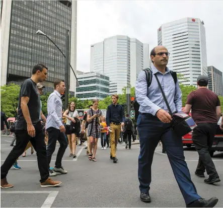  ??  ?? Les rues du centre-ville de Montréal se sont soudaineme­nt remplies de piétons en raison des nombreuses évacuation­s d’édifices à bureaux, à la suite d’une panne d’électricit­é survenue en fin d’avant-midi hier.