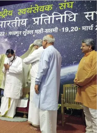  ??  ?? GETTING THE SANGH FUTURE-READY
RSS chief Mohan Bhagwat, Dattatreya Hosabale and other Sangh functionar­ies at the Akhil Bharatiya Pratinidhi Sabha in Bengaluru on March 20