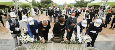  ?? AHN YOUNG-JOON/AP ?? KENANGAN PEDIH: Veteran Perang Korea (bertopi putih) bersama peserta lain menaruh karangan bunga di Cheorwon, Korsel, yang berbatasan dengan Korut kemarin. Perang itu dimulai pada 25 Juni 1950 tatkala armada tank Soviet yang dipimpin Korut menyerbu Korsel.