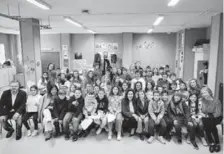  ?? LA VOZ ?? Foto de familia con los alumnos del centro.