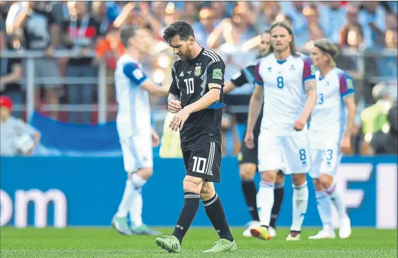  ?? FOTO: GETTY IMAGES ?? La decepción de Messi tras su debut en Rusia-2018 Su Argentina no pudo arrancar en el Mundial con un triunfo ante Islandia y él falló un penalti