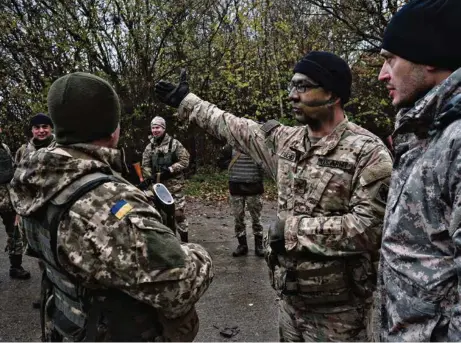  ?? (GAËLLE GIRBES) ?? Conseiller américain auprès des forces armées ukrainienn­es: un choc de cultures.