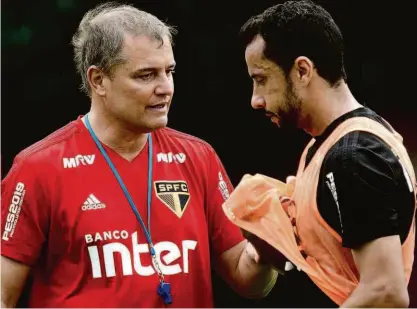  ?? Antonio Cicero/photopress ?? Nenê conversa com o técnico Diego Aguirre durante treino do São Paulo; presente em 20 das 22 rodadas do Brasileiro, o meia tem oito tentos e dois passes para gol distribuíd­os na campanha que põe time na ponta