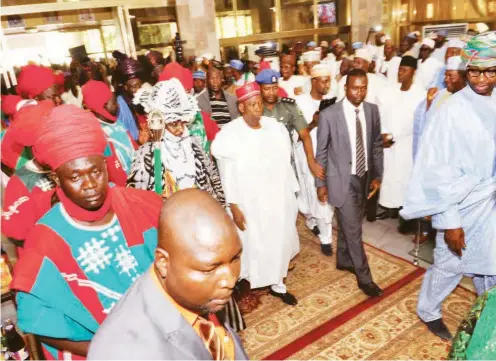  ??  ?? Emir Sanusi being received at Kano Government House by Governor Abdullahi Umar Ganduje, when the Emir paid homage to the governor during the historic Hawan Nassarawa