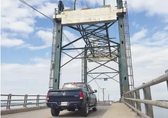  ??  ?? Le pont qui relie l’île Lamèque à Shippagan a été construit en 1959. - Archives