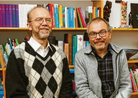  ?? Foto: Anna Kondratenk­o ?? Christian und Martin Burkhardt haben sich zum Gespräch im Pfarrhaus St. Jakob getroffen.