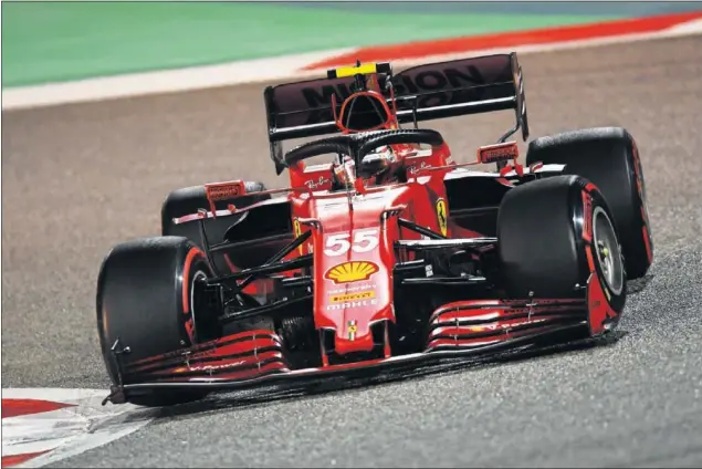  ??  ?? Carlos Sainz pilota el Ferrari SF21 durante la primera carrera de la temporada 2021 celebrada el pasado fin de semana en el circuito bahreiní de Sakhir.