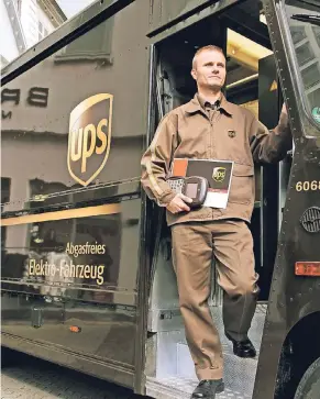  ?? FOTOS: UPS ?? links: UPS-Bote beim Kunden – kleinere und mittelstän­dische Firmen profitiere­n von Services.