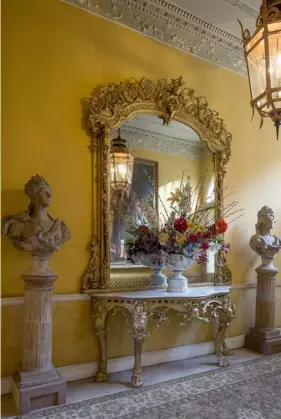 ??  ?? ABOVE: The hall, with its busts of Apollo and Diana, and the 18th-Century gilt mirror and console table