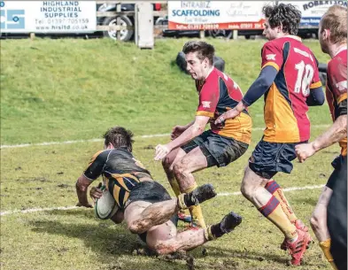  ?? Abrightsid­e Photograph­y ?? Chris Simpson dives over for a Lochaber try.