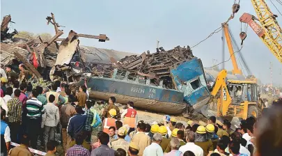  ??  ?? O trem de passageiro­s descarrilo­u na cidade de Pukhrayan, norte da Índia, deixando mais de 200 feridos