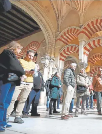  ?? ?? Decenas de visitantes, ayer en el interior de la Mezquita Catedral de Córdoba