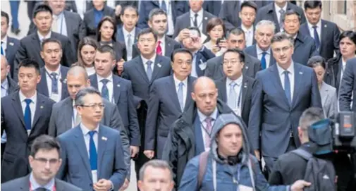  ?? GRGO JELAVIĆ/PIXSELL ?? Kineski i hrvatski premijer sa sudionicim­a summita 16+1 u staroj jezgri Dubrovnika