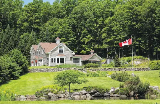  ?? PHOTOS: PERRY MASTROVITO ?? This Victorian country-style house in Lac-Brome is surrounded by a formal garden and includes a wing in the back with a screened veranda.