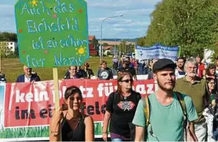  ??  ?? Am Samstagnac­hmittag zogen etwa  Demonstran­ten aus nah und fern durch die Leinefelde­r Innenstadt weiter zum Ohnesportp­latz. Fotos: Eckhard Jüngel ()