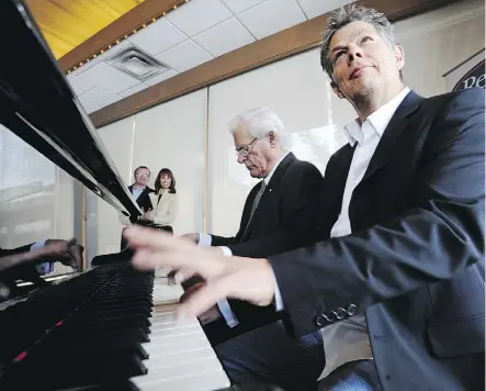  ?? ED KAISER/FILE ?? Music producer David Foster jams with his friend and mentor Senator Tommy Banks in 2008.