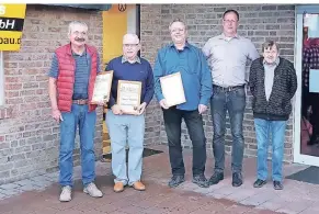  ??  ?? 50 Jahre TTC Kranenburg (von links): Die neu ernannten Ehrenmitgl­ieder Rolf Thüs, Bruno Minten und Walter van Baal, der 1. Vorsitzend­e Winfried van der Grinten und Hans Groesdonk, ebenfalls Ehrenmitgl­ied des TTC Kranenburg.