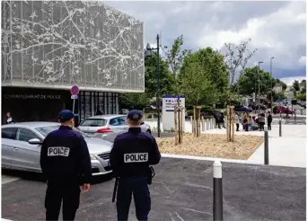  ??  ?? En juin 2016, Bernard Cazeneuve était venu au commissari­at des Mureaux. Des dizaines d’habitants étaient aussi venus déposer des gerbes de fleurs devant les portes du bâtiment.