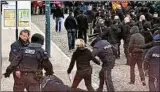  ??  ?? Ein Einsatzlei­ter der Polizei stürzt in Weimar zu Boden, nachdem er während einer Demo von Rechtsextr­emen attackiert wurde. Archiv-foto: M. Schutt