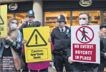  ?? PHOTO: DEMOTIX ?? Boycotters outside the Israeliown­ed Sabon store in London