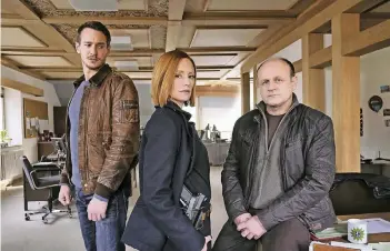  ?? FOTO: ZDF ?? Kommissari­n Julia Bachleitne­r (Lavinia Wilson) muss mit ihrem Kollegen Thomas Stark (Vladimir Burlakov, l.) und ihrem Chef Karl Bichler (Oliver Stokowski) einen brisanten Mordfall aufklären.