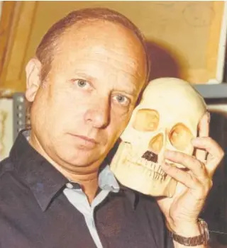  ?? // ABC ?? Manuel Summers posa junto a una calavera, en una fotografía de 1985