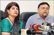  ?? PTI PHOTO ?? AIIMS spokespers­on Amit Gupta (right) with his colleague Dr Neerja Bhatla at a press conference on Wednesday.