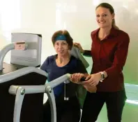  ??  ?? Yvonne Gorsky zeigt einem Mitglied den elektronis­chen Fitnesszir­kel Egym.