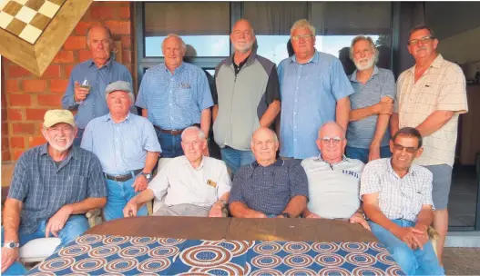  ?? ?? Lede van die Stilbaai Houtwerkgr­oep wat die maandeliks­e byeenkoms Woensdagmi­ddag 17 April bygewoon het. Voor: Chris Potgieter, Hans Erasmus, Floris van Zyl, Hannes Birmingham, Denis Fraser, Jan Brink. Agter: Michau Nel, Frans du Toit, Jan Faber, Pieter van Niekerk, Roy Morris, Johan de Kock.