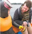  ?? Courtesy of Tanner Jones ?? Giuseppe Rositano speaks to a Jeju diver who is holding freshly caught seafood.