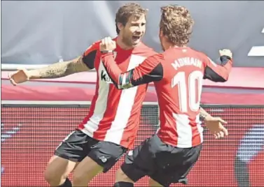  ??  ?? Íñigo Martínez celebra su gol al Betis, el primero como león, en compañía de Muniain.