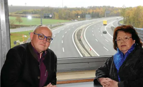  ?? FOTO: PETER CISSEK ?? Michael Vogler, Pächter des Brückenres­taurants an der A9 bei Rudolphste­in, und seine Mutter Gerda Vogler. Nur wenige Stunden nach der Verkündung der Reisefreih­eit für DDR-Bürger am 9. November 1989 rollten die ersten Trabis und Wartburgs aus der DDR über den Grenzüberg­ang Hirschberg/Rudolphste­in in Richtung Hof. In den Tagen danach riss die Auto-Karawane kaum ab, es kam zu kilometerl­angen Staus.