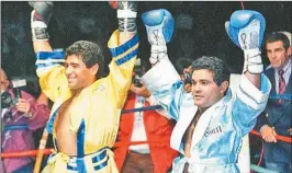  ?? ?? CAMPEONES. Laciar y Diego Maradona, dos leyendas del deporte nacional. En 1996 animaron una exhibición de boxeo en Córdoba.