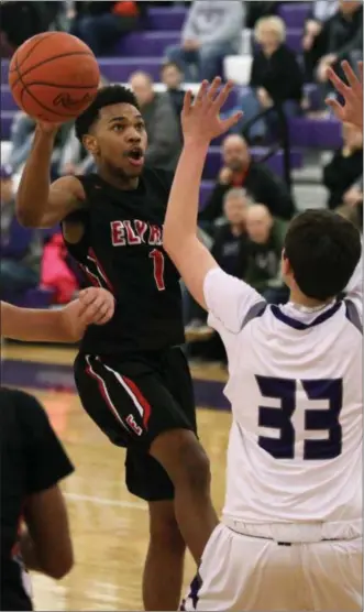  ?? RANDY MEYERS - FOR THE MORNING JOURNAL ?? Elyria’s Aiden Carter drives through the Keystone defense and passes to Jahkai Owen on Jan. 15