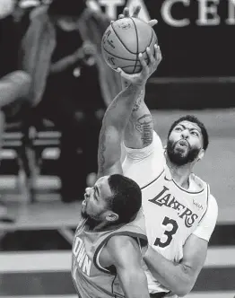  ?? Mark Mulligan / Staff photograph­er ?? Lakers forward Anthony Davis (3) has missed the team’s last 30 games, the longest injury absence of his career, and says he feels “100 percent” healthy.