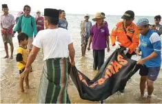  ?? VIVIN AGUSTIN HARTONO/JAWA POS RADAR MADURA ?? MENYEDIHKA­N: Petugas dan warga menemukan lagi satu korban kapal tenggelam.