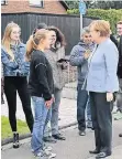  ??  ?? Zufälliges Treffen in der Südstadt: Schüler im Gespräch mit der Kanzlerin.