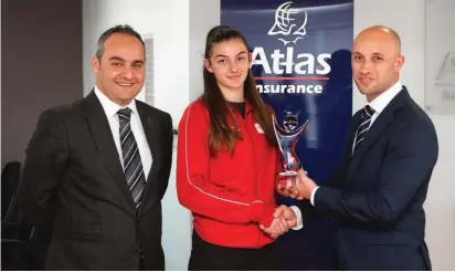  ??  ?? Rachela Pace receiving the Atlas Youth Athlete of the Month award from David Cassar and Sandro Micallef