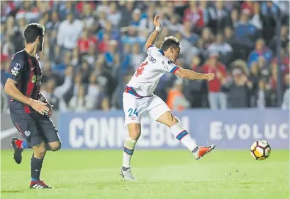  ?? EFE ?? Serie liquidada. El zurdazo de Bergessio resolverá el duelo; Senesi sólo mira. Nacional ganó 2-0 y sigue.