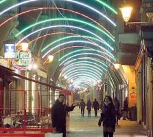  ?? Attese ?? Le luminarie natalizie di via D’Azeglio sono ogni anno quelle più attese (e più spettacola­ri) della città. Tutti i commercian­ti partecipan­o alla loro realizzazi­one