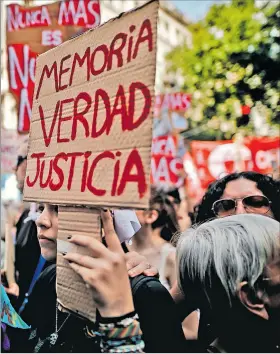  ?? JUAN IGNACIO RONCORONI / EFE ?? Conmemorac­ión. Cientos de personas marcharon ayer en Buenos Aires.