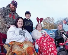  ??  ?? ■ Warm and ready
for a parade are Janiece Owen, Tina Blaydes, Jessica Phelps and Mark
Phelps, right.