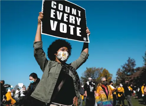  ?? SPENCER PLATT GETTY IMAGES / AFP ?? À Philadelph­ie, en Pennsylvan­ie, des gens ont manifesté dans les rues de la ville pour dire que « chaque vote compte » et qu’il faut « compter chaque vote ».