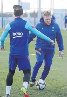  ?? FOTOS: FCB ?? Ronald Koeman rememoró sus tiempos de futbolista en el entrenamie­nto de ayer. El técnico convocó de nuevo a Leo Messi