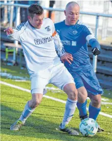  ??  ?? Daniel Di Leo (rechts, hier im Zweikampf mit dem Ravensburg­er Simon Kraft) übernimmt zur neuen Saison den VfB als Spielertra­iner. Foto: chm